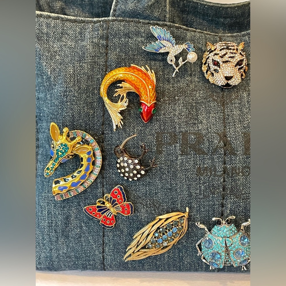 Prada Denim Canapa pre-owned tote embellished w/13 exotic animal brooches, L - Picture 13 of 16